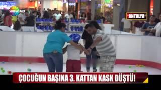 3. kattan çocuğun başına kask düştü