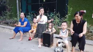 Bé Gái Siêu Dễ Thương Hát Bolero Đường Phố Hay Ngất Ngây Lòng Người - Bé Quỳnh