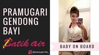 KEREN  PRAMUGARI BATIK AIR GENDONG ANAK PENUMPANG