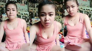 TANTE KIKI PAKAI BAJU PINK ROK MINI DUDUK BERSILA