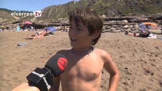 Aquí sí hay playa Azkorri la playa donde conviven nudistas y textiles