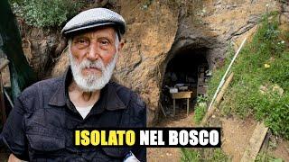 Luomo che vive in una grotta in mezzo al bosco da 30 anni