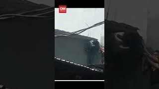 Aksi Penangkapan Maling di Atap Rumah Warga