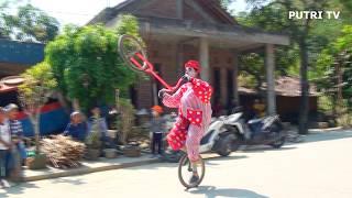 badut circus atraksi naik sepeda roda satu