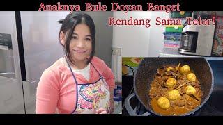 Bule Bahagia Banget Bisa Makan Rendang