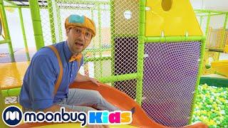 Blippi Aprende en el Patio Cubierto de Juegos  @BlippiEspanol  Moonbug Kids en Español