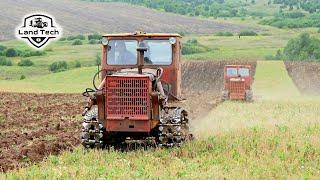 Как в СССР два советских гусеничных трактора Т-4А пашут зябь