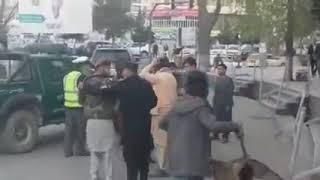 جنگ لت و کوب کردن پولیس در ساحات دهبوری کابل Fighting of Police in Kabul.