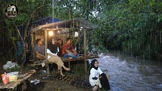 Camping hujan deras  tidur nyenyak di teras shelter diiringi suara sungai yang deras