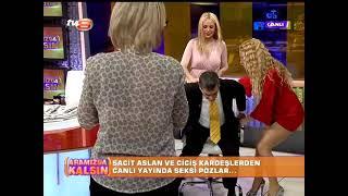 Cicişler Esra ve Ceyda poz veriyor