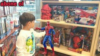 Oyuncak avına çıktık Bütün oyuncakları inceledik en çok spider man oyuncaklarını sevdik.