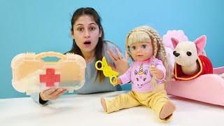 Eğitici video. Gül makasla oynarken elini kesiyor Ayşe ile oyuncak bebek bakma oyunu