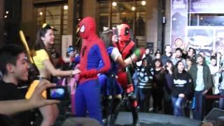 Cosplayers bailando con Kinect de Xbox 360 en festigame 2013 Santiago de Chile