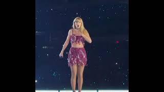 Taylor Swift rips thicc fart into mic