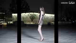 009 - 3D naked eyes  - the young lady in black dancing in public