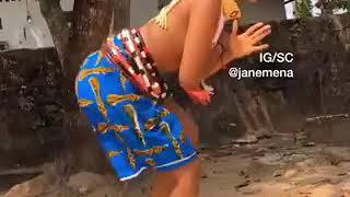 OMG...African woman twerking and dancing to their native African song.