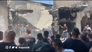 فلسطينيون يواصلون عمليات البحث  تحت ركام منزل استهدفه الاحتلال خلال عدوانه على مخيم طولكرم.