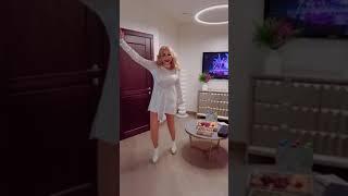 Маша Распутина вышла на связь с фанатами в ультра коротком платье