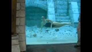 Aquarium performer underwater breathhold act