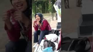 Gak kelaparan tapi menghayati kali makannya