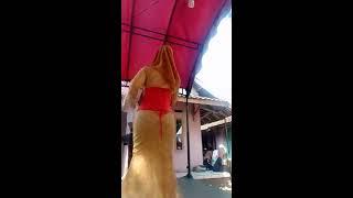 jilbab kuning bersuara indah