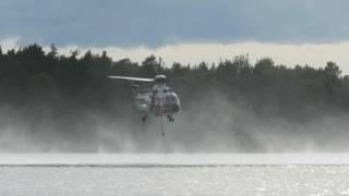 Rajavartiolaitoksen helikopteri sammuttaa metsäpaloa