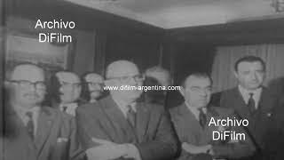 Automovil Club Argentino - Cesar Carman entrega cheques a hombres 1968