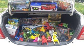 เปิดท้ายรถโชว์ของเล่นมากมาย ของเล่นเยอะมาก Open the back of the car showing a lot of toys