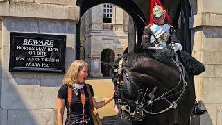 KINGS HORSE MAKES RUSSIAN-AMERICAN TOURIST CRY - I speak with her at Horse Guards