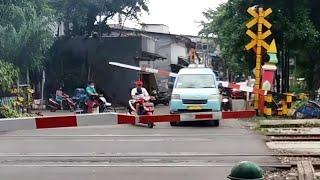 Railways Crossing Jakarta Roads  Spesial Perlintasan Kereta Api KRL No 11a Pademangan Jakut