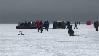 Драка на рыбалке. Рыбнадзор выписал штраф а рыбаки выписали ЛЕЩЕЙ . Рыбаки против рыбнадзора.