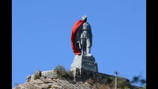 Болгария НАЗЛО вандалам Стоит над горою Алёша.