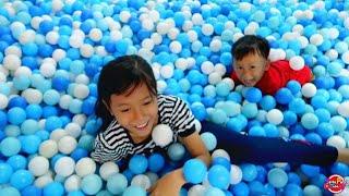 Bermain di playground indoor mall bersama adik - Mandi Bola