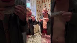 КТО БЫСТРЕЕ СЪЕСТ СЕЛЁДКУ ЦЕЛИКОМ  #shorts