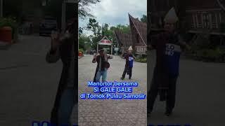 Si Gale Gale manortor Gondang Batak Toba di Tomok Pulau Samosir bulan Nopember 2022