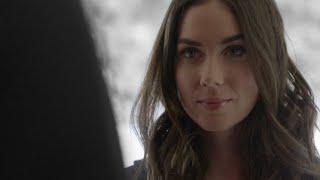 Lyndon Smith as villainess Gwen