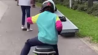 jongetje van 10 op GO scooter