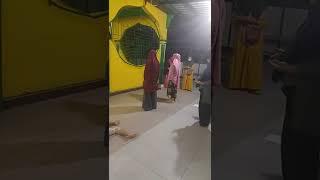 Ibu ibu sedang latihan sholawatan.