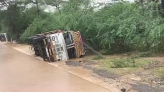 Trucks stucked in Gujarat Sabarkantha Road in flood Heavy Rain latest July 2017