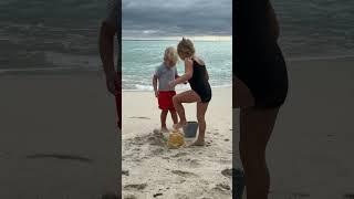 Наоми стоит на ведерке. Милые дети играют на пляже #kids #funnybaby #toddlers #funnyclips #baby