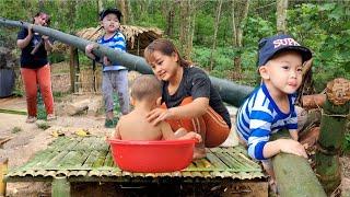 Mother and son Make a bathing area out of bamboo. The livelihood of a single mother