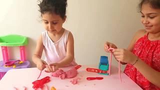 İpek Lina Arkadaşı Zeynep İle Oyun Hamurundan Makarna Yaptı. Eğlenceli Çocuk Videosu