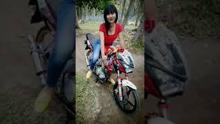 cewek cantik naik motor