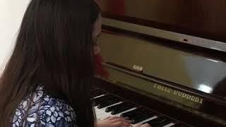 JULIA SILVA TOCANDO PIANO
