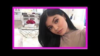 Pamer Baju Dalam Perut Kylie Jenner Ditutup Selimut