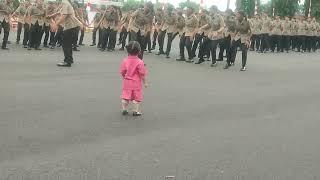 Detik-detik seorang anak kecil masuk ke lapangan saat atraksi Bintara Polri Polda Sulut...
