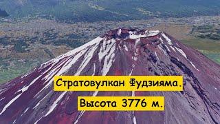 Вулкан Фудзияма - считается действующим но постройки человека есть даже над жерлом