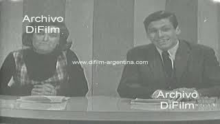 Monica Mihanovich y Andres Percivale cerrando el Noticiero Telenoche 1966
