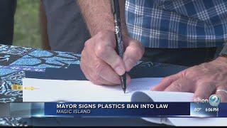 Mayor Caldwell signs Plastic Ban into law