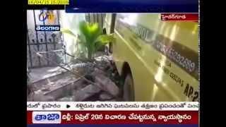 Private School Bus Rams Into Compound Wall Of A House  In Hyderguda 20 Students Injured